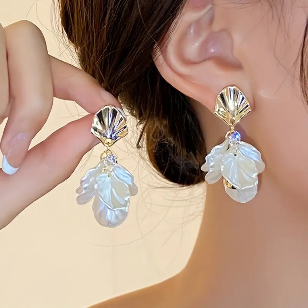 Elegant Gold and White Shell Earrings (A17)